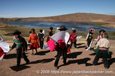 踊るペルーの子供達