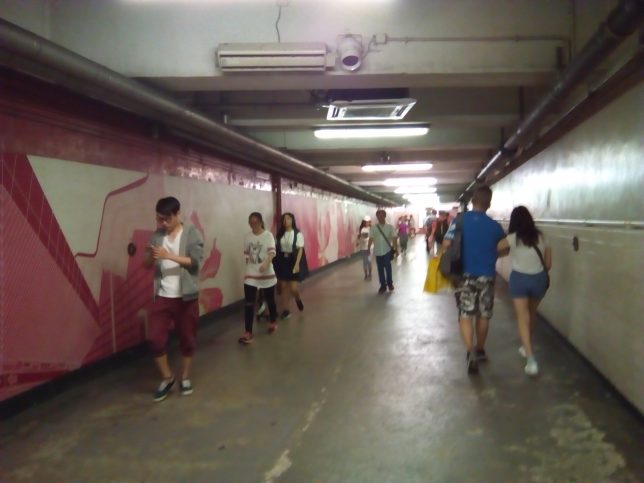 ホンハム駅に行く地下道
