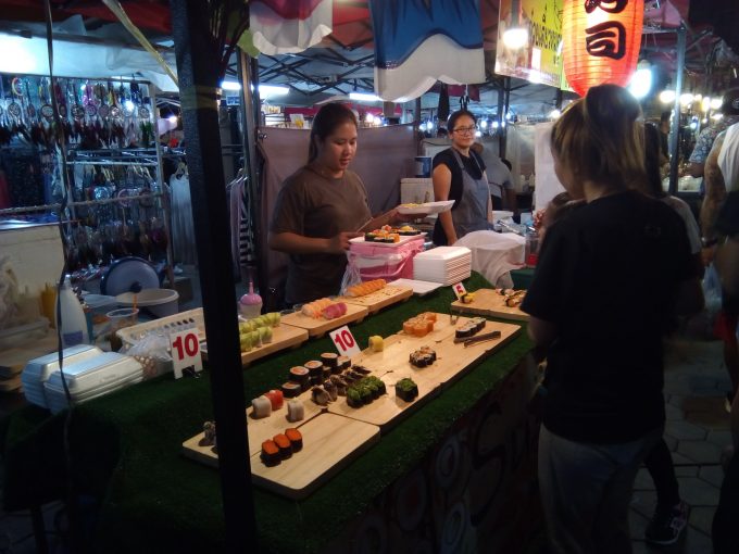 チェンマイのサタデーマーケットの寿司屋台