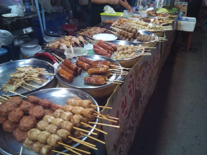 チェンマイのサタデーマーケットの焼き鳥屋