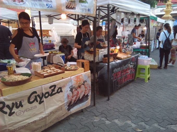 チェンマイのサンデーマーケットの餃子屋