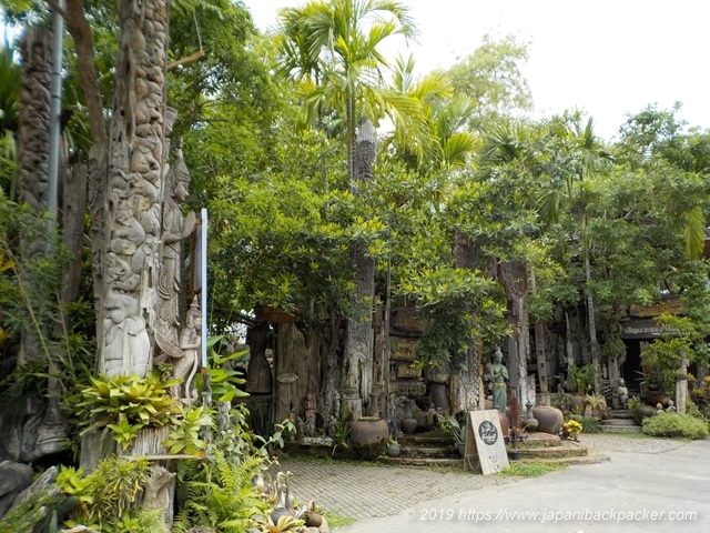 Baan Tipmanee teak carving