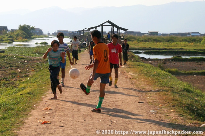 インレー湖 サッカーする子供たち