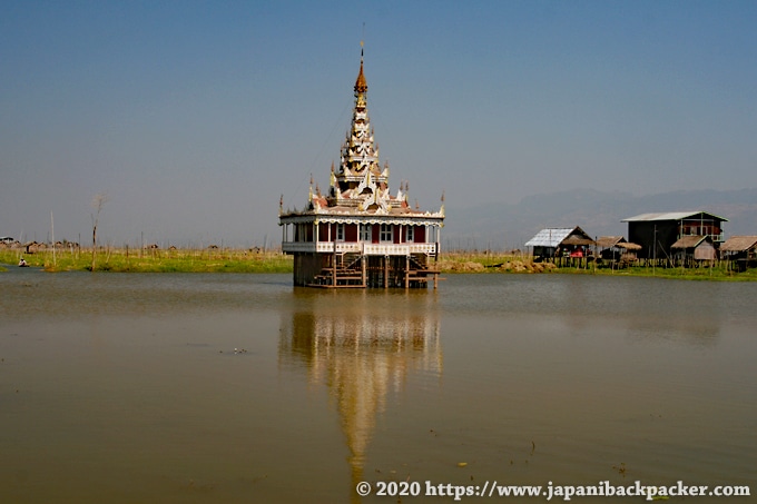 インレー湖 水上寺院