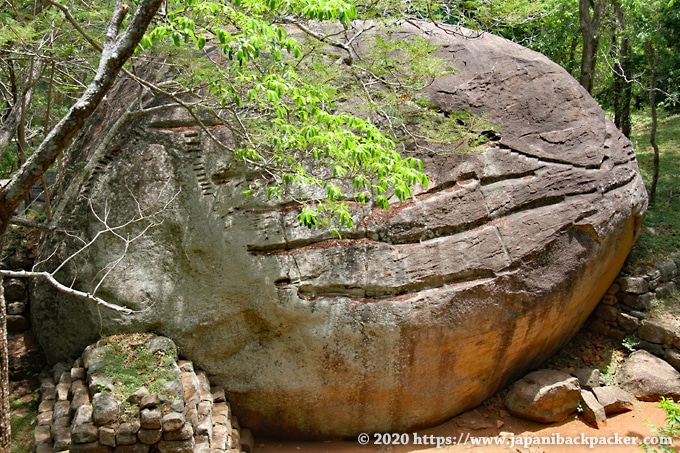 シーギリヤ遺跡 人工的な跡がある岩