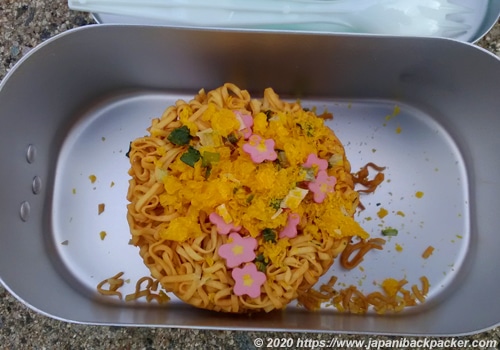 お椀で食べるチキンラーメン