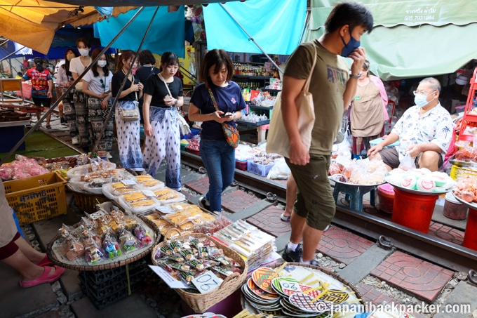 メークロン市場の土産物屋