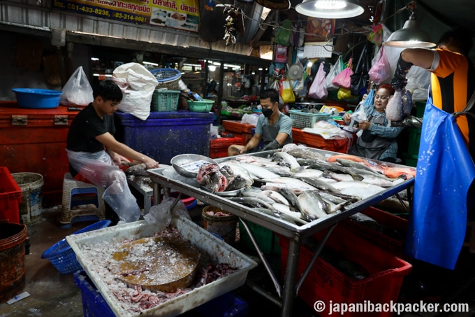 メークロン市場の魚屋