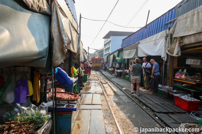 メークロン市場の列車