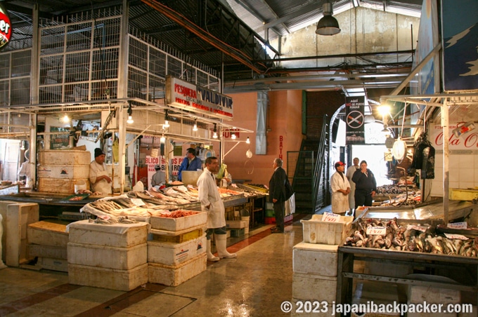 サンティアゴ中央市場の魚屋