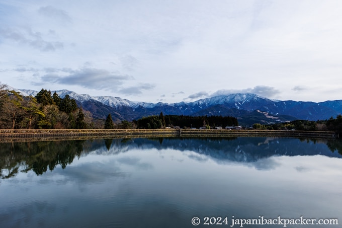 馬籠宿の池と恵那山