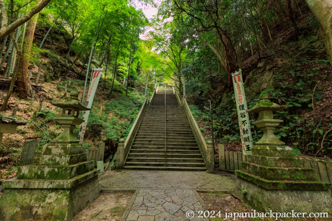 狸谷山不動院の参道