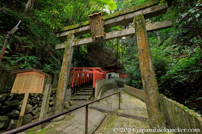 狸谷山不動院の鳥居