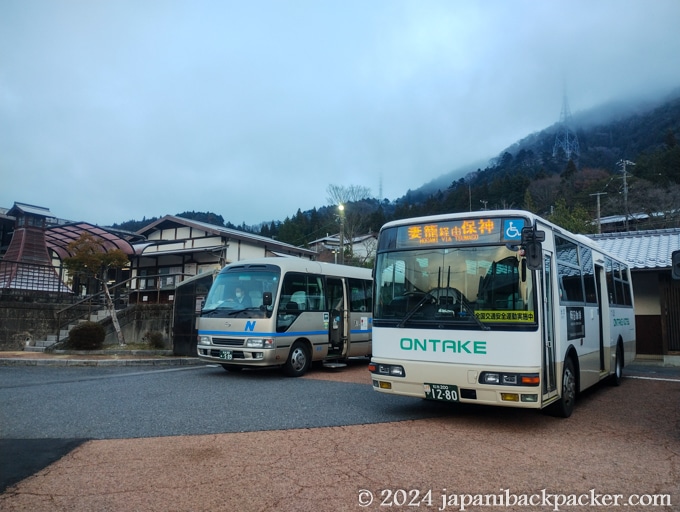 南木曽駅前のバス