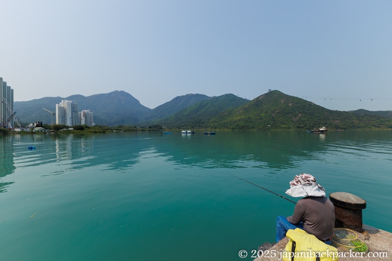 東涌馬湾涌碼頭で釣りをする人