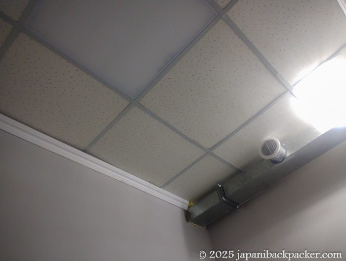 Center Capsule Hostelの配管