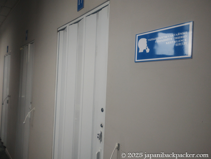 Center Capsule Hostel部屋のドア