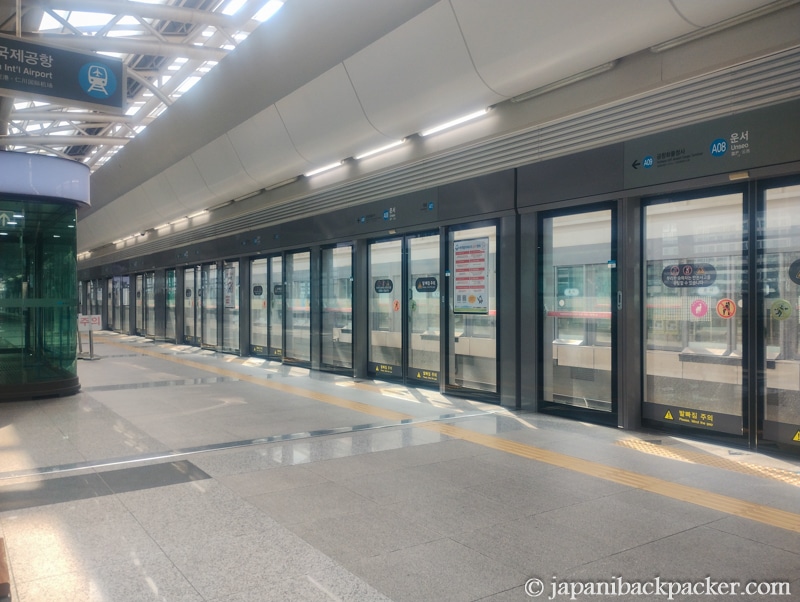 雲西駅のホーム