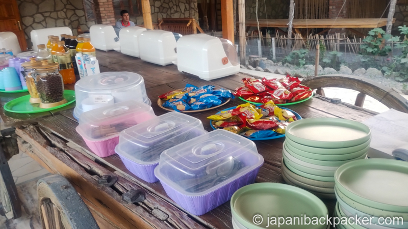 トルクメニスタン、ダルヴァザのキャンピングサイトの朝食