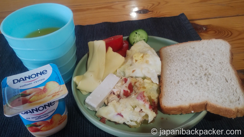 トルクメニスタン、ダルヴァザのキャンピングサイトの朝食