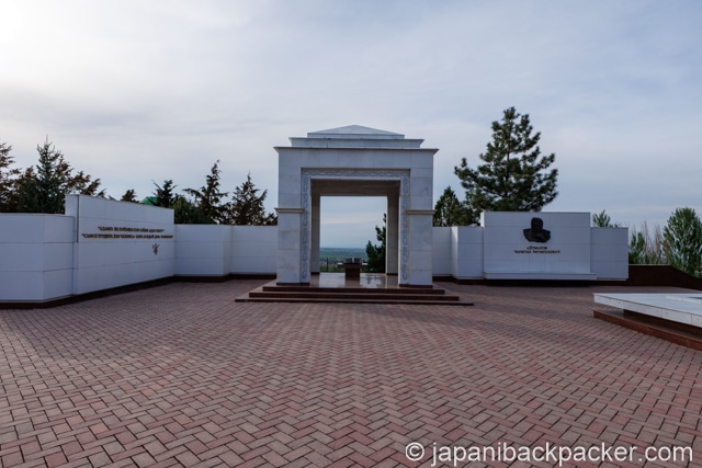 チンギス・アイトマートフ記念碑 Chingiz Aitmatov Memorial