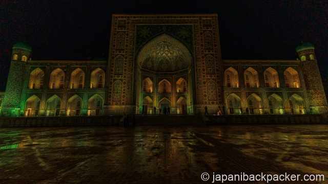夜のレギスタン広場、シェル・ドル・マドラサ