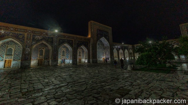 夜のレギスタン広場のモスク中庭